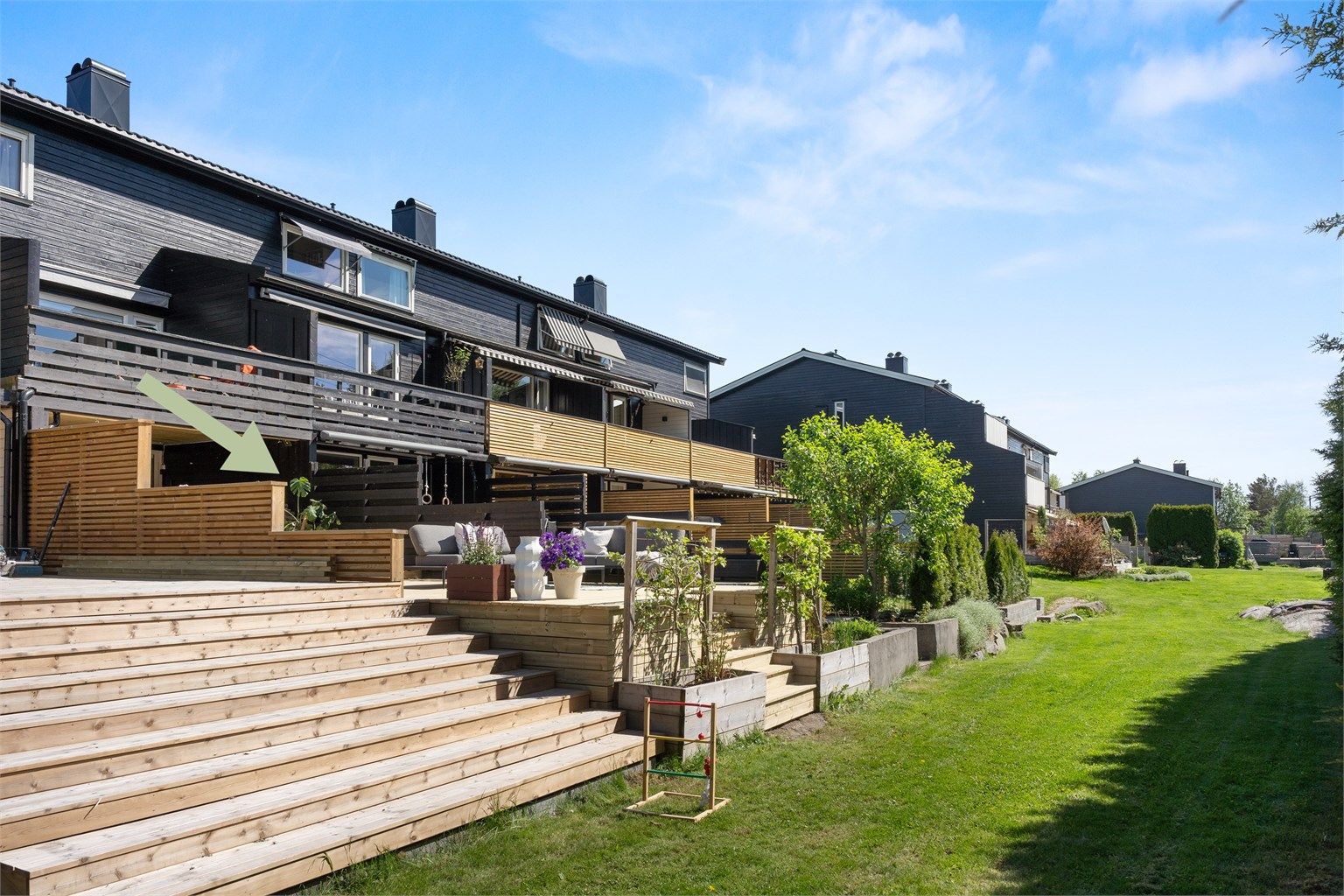 Velkommen til Odins vei 7 F - Et flott rekkehus med meget gode solforhold og ny terrasse fra 2026- direkte utgang til felles grøntområde
