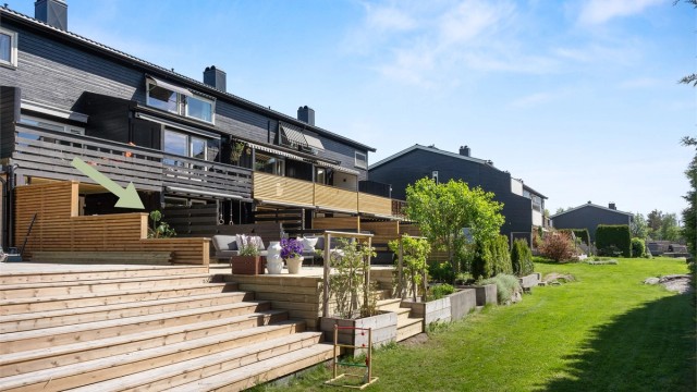 Velkommen til Odins vei 7 F - Et flott rekkehus med meget gode solforhold og ny terrasse fra 2026- direkte utgang til felles grøntområde