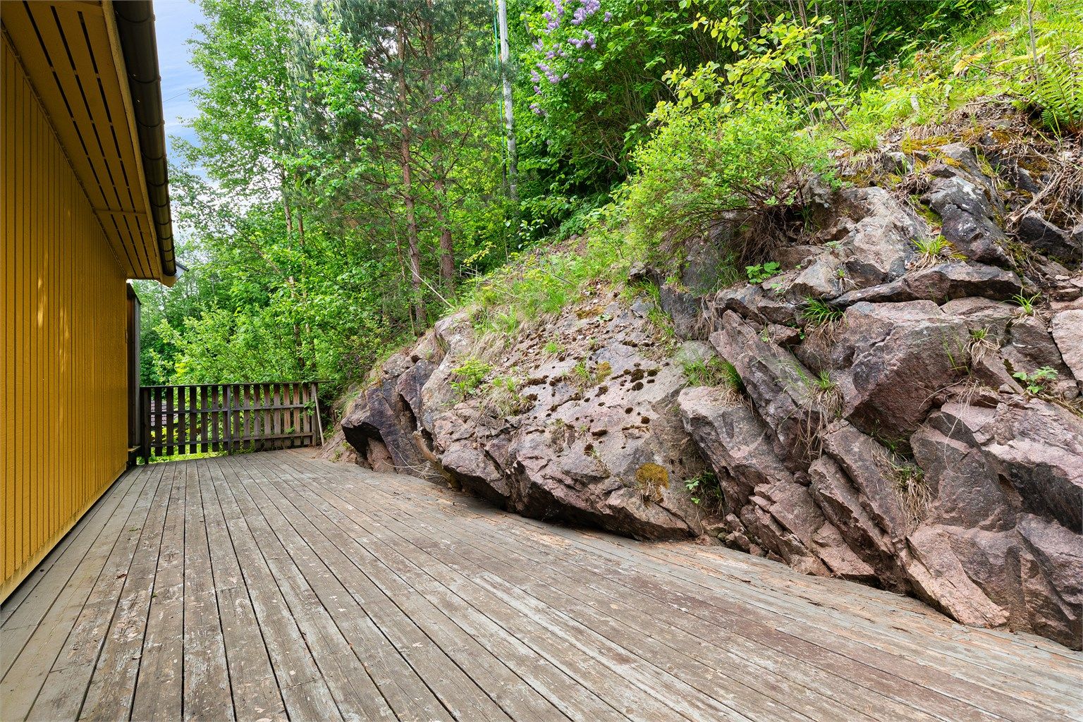 Terrasse på baksiden av eiendommen 