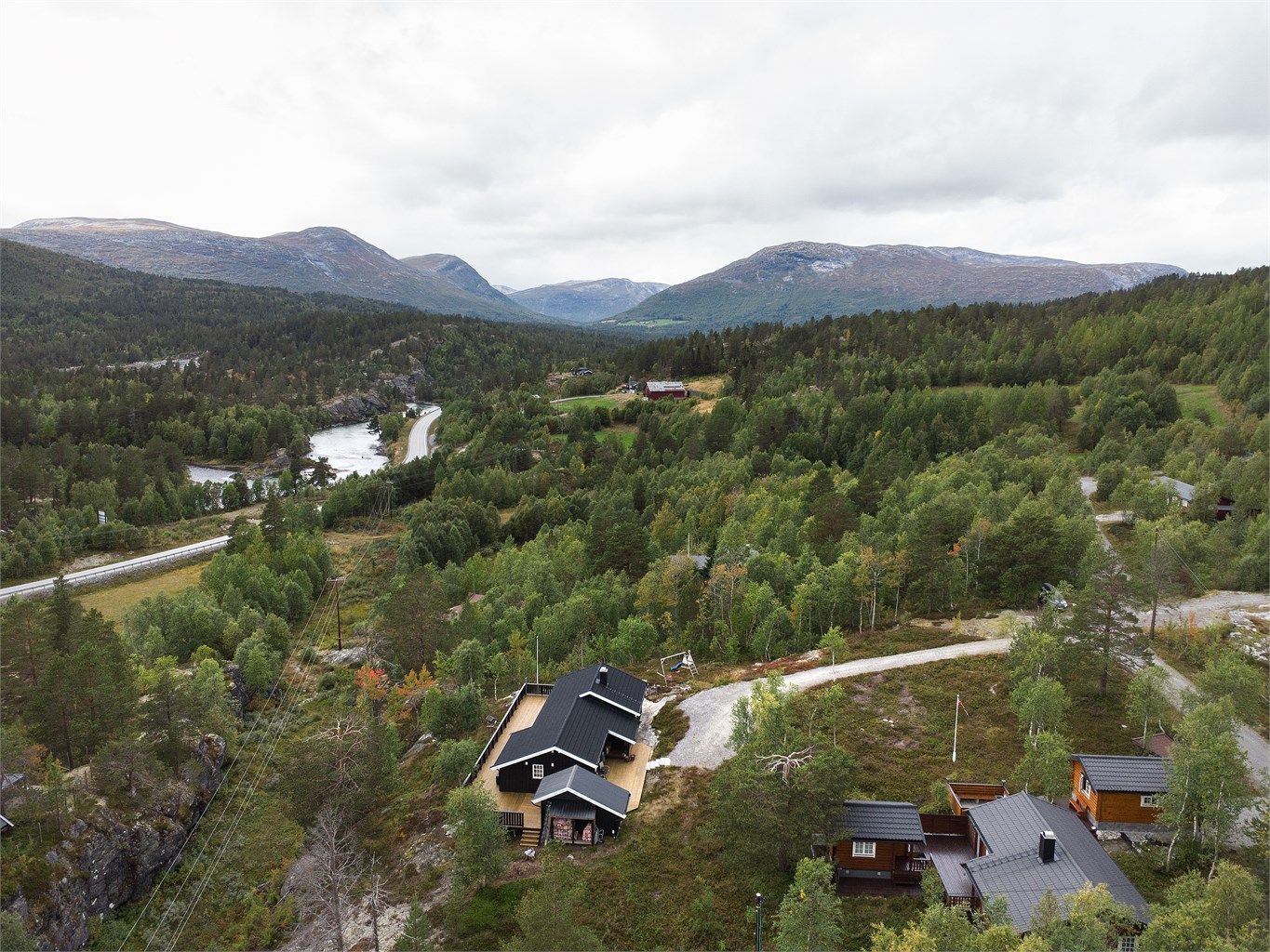 Utsyn over dalen og elven Rauma som renner gjennom nærområdet.