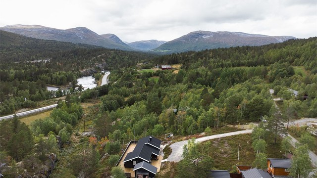 Utsyn over dalen og elven Rauma som renner gjennom nærområdet.
