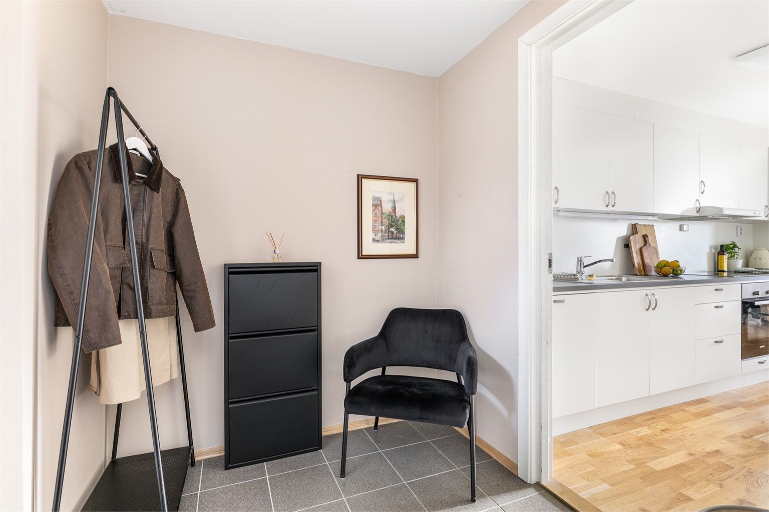 Entreens gulv har varme og en praktisk overflate av fliser.