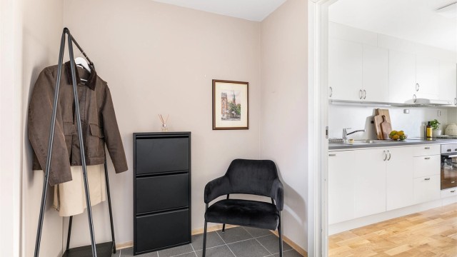 Entreens gulv har varme og en praktisk overflate av fliser.