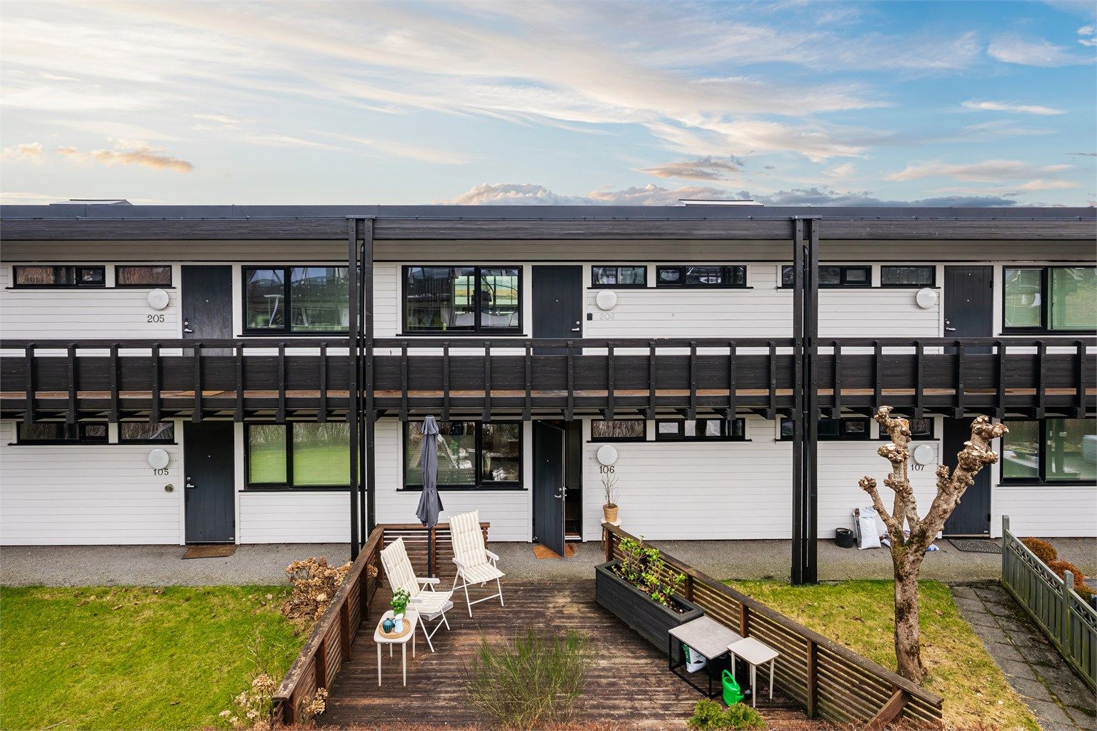 Ved inngangsparti har man en sør-vendt terrasse med plass til hagemøbler. 