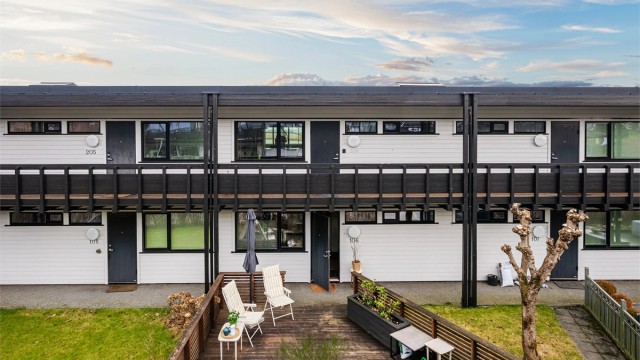 Ved inngangsparti har man en sør-vendt terrasse med plass til hagemøbler.