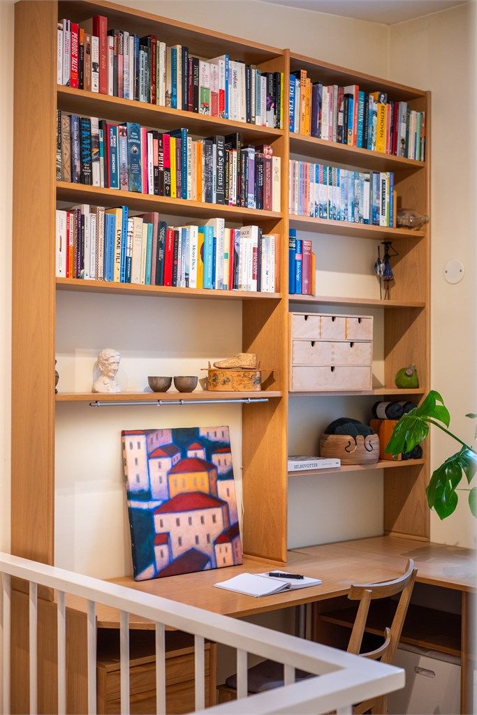 Plassbygde hyller gir en smart og arealeffektiv arbeidsplass.