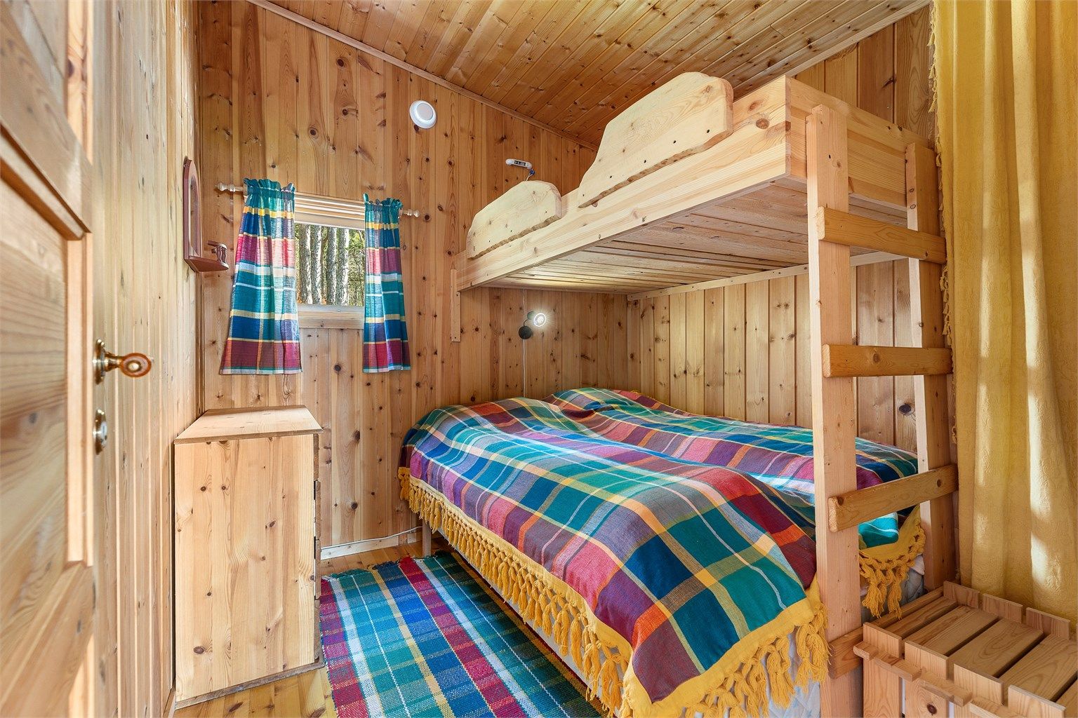 Soverom 3 er på 6 kvm. Hytta er praktisk innredet med plass til flere sengeplasser, perfekt for familie og gjester.