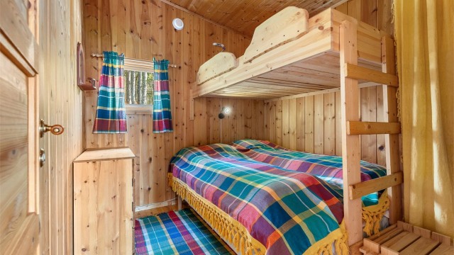 Soverom 3 er på 6 kvm. Hytta er praktisk innredet med plass til flere sengeplasser, perfekt for familie og gjester.