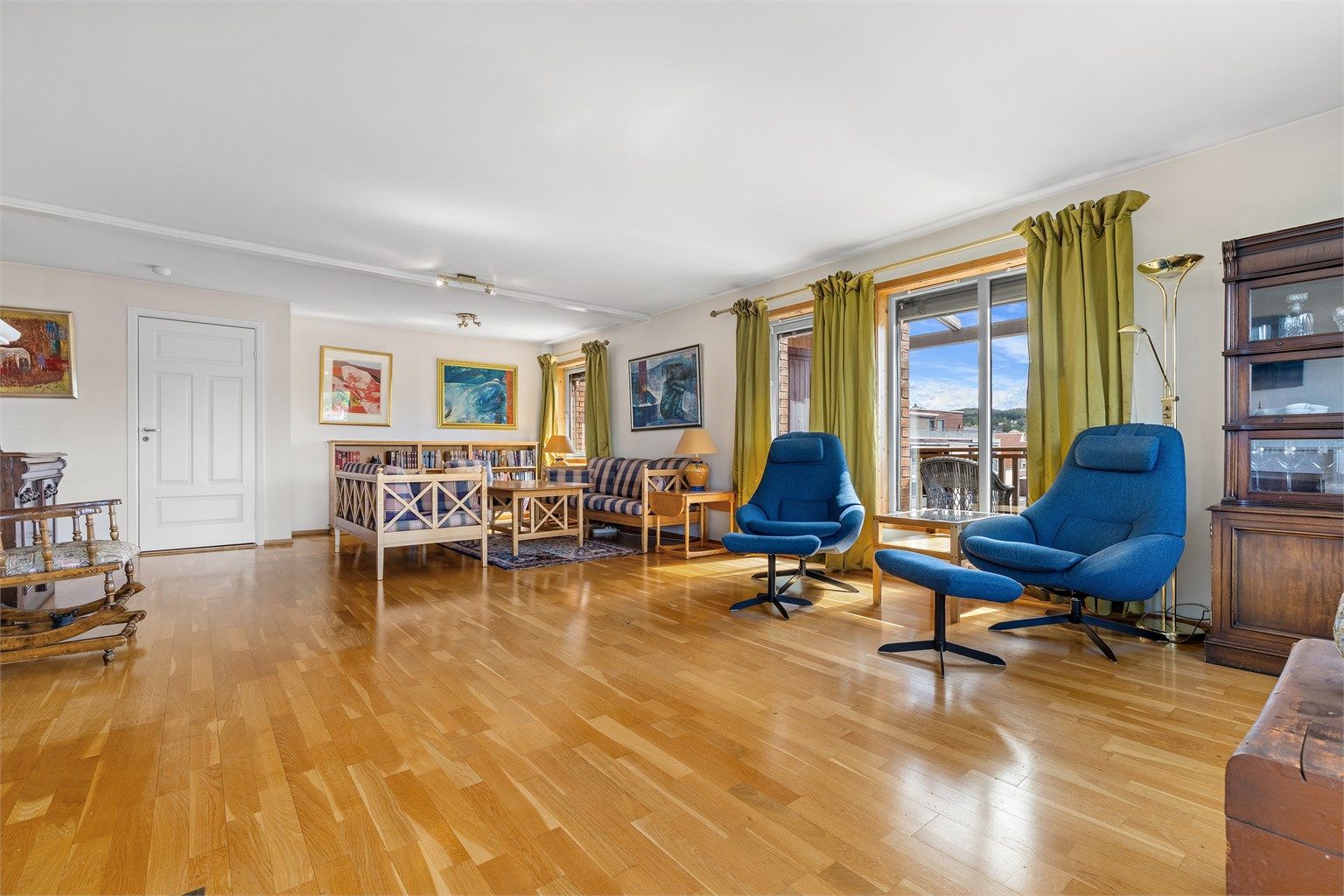 Stuen er lys og romslig, med god plass til flere sittegrupper.
