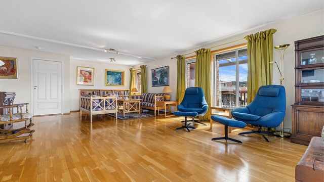 Stuen er lys og romslig, med god plass til flere sittegrupper.