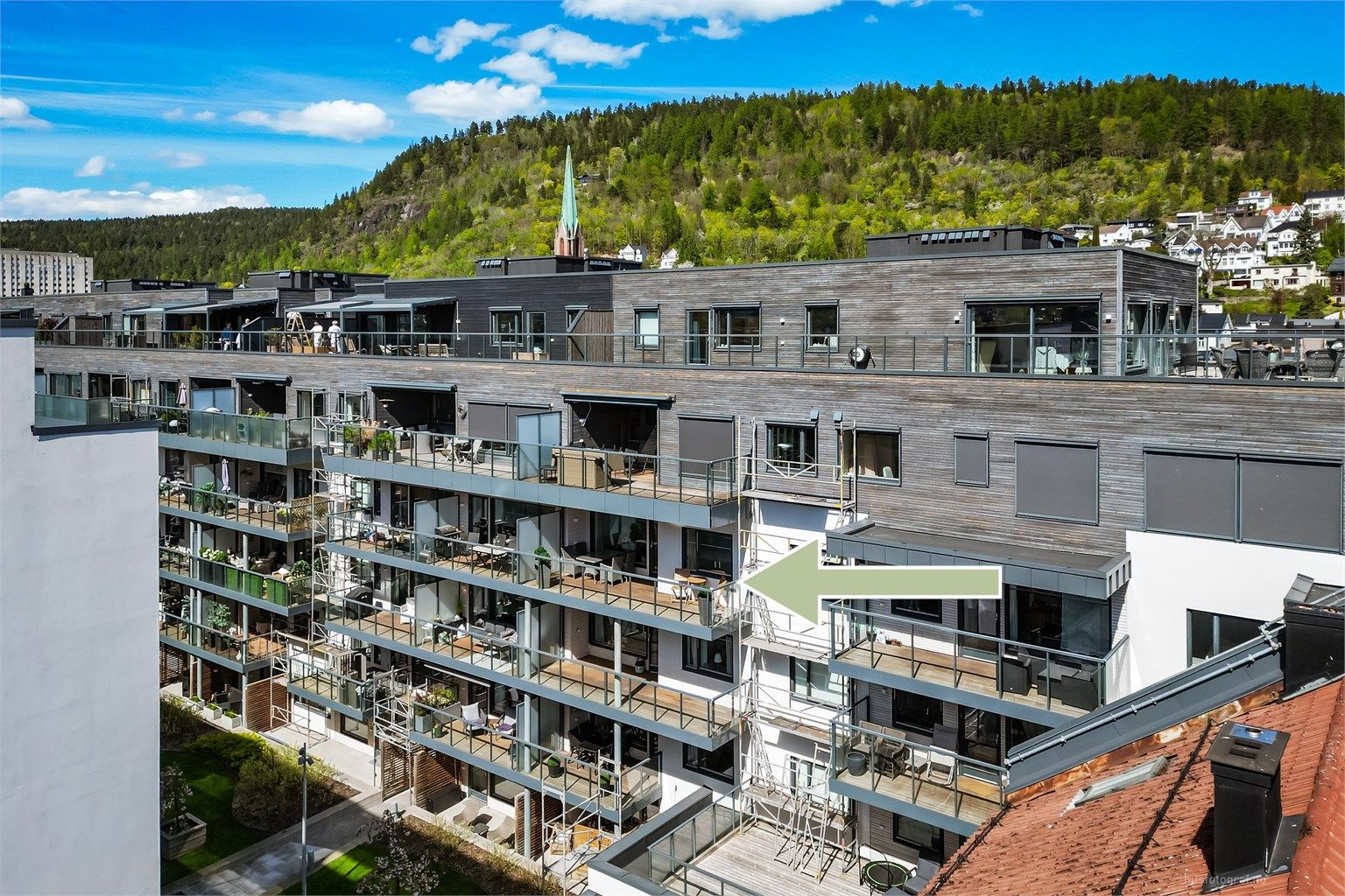 Tilgang til pent opparbeidet felles atrium i midten av bygningene. Atriumet er beliggende på plan 2.