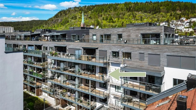 Tilgang til pent opparbeidet felles atrium i midten av bygningene. Atriumet er beliggende på plan 2.