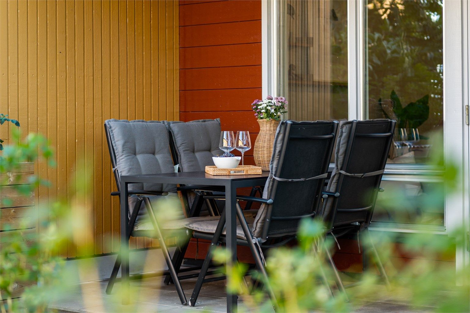 Ifølge selger har terrassen sol fra ca. kl. 14–20, perfekt for hyggelige middager og lange ettermiddager rundt spisebordet.