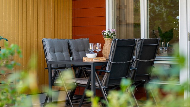 Ifølge selger har terrassen sol fra ca. kl. 14–20, perfekt for hyggelige middager og lange ettermiddager rundt spisebordet.