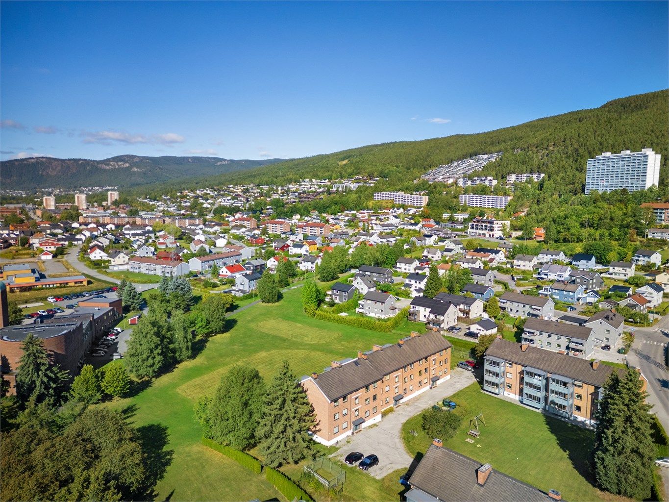 Åssiden har meget gode fritids- og sportstilbud, med blant annet Skimore Drammen som kan tilby alpinanlegg (vinterstid) og terrengsykling,