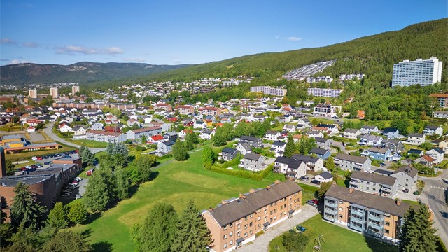 Åssiden har meget gode fritids- og sportstilbud, med blant annet Skimore Drammen som kan tilby alpinanlegg (vinterstid) og terrengsykling,