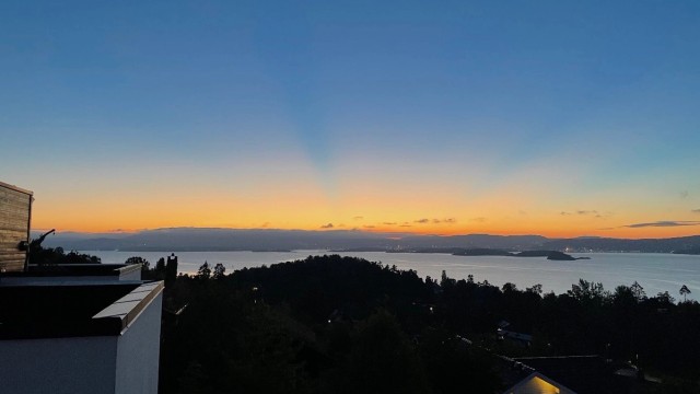 Takterrassen gir en imponerende setting for sene sommerkvelder, med en fantastisk utsikt som bakteppe. (selgers bilde)