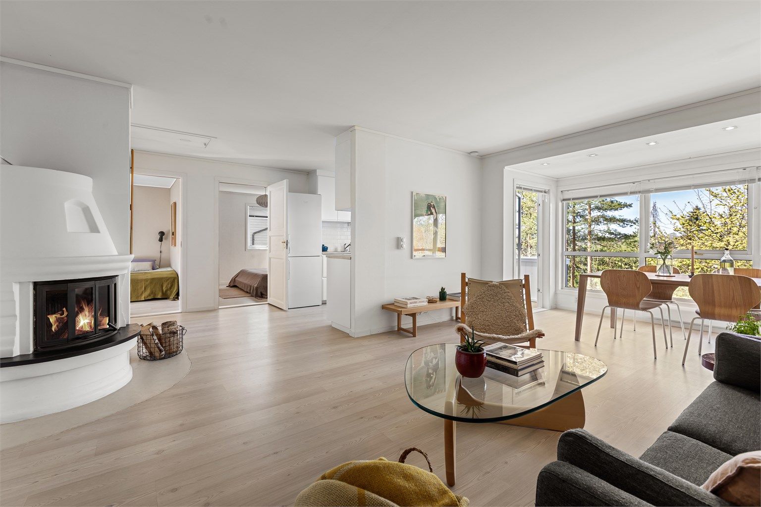 Fra stue mot kjøkken og soverom - Peis er godt å ha på kalde vinterdager 