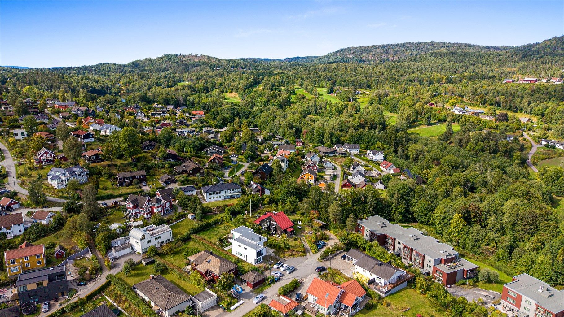 Det er kort vei til skog og mark, samt ned til Asker sentrum hvor man har alt man trenger. 
