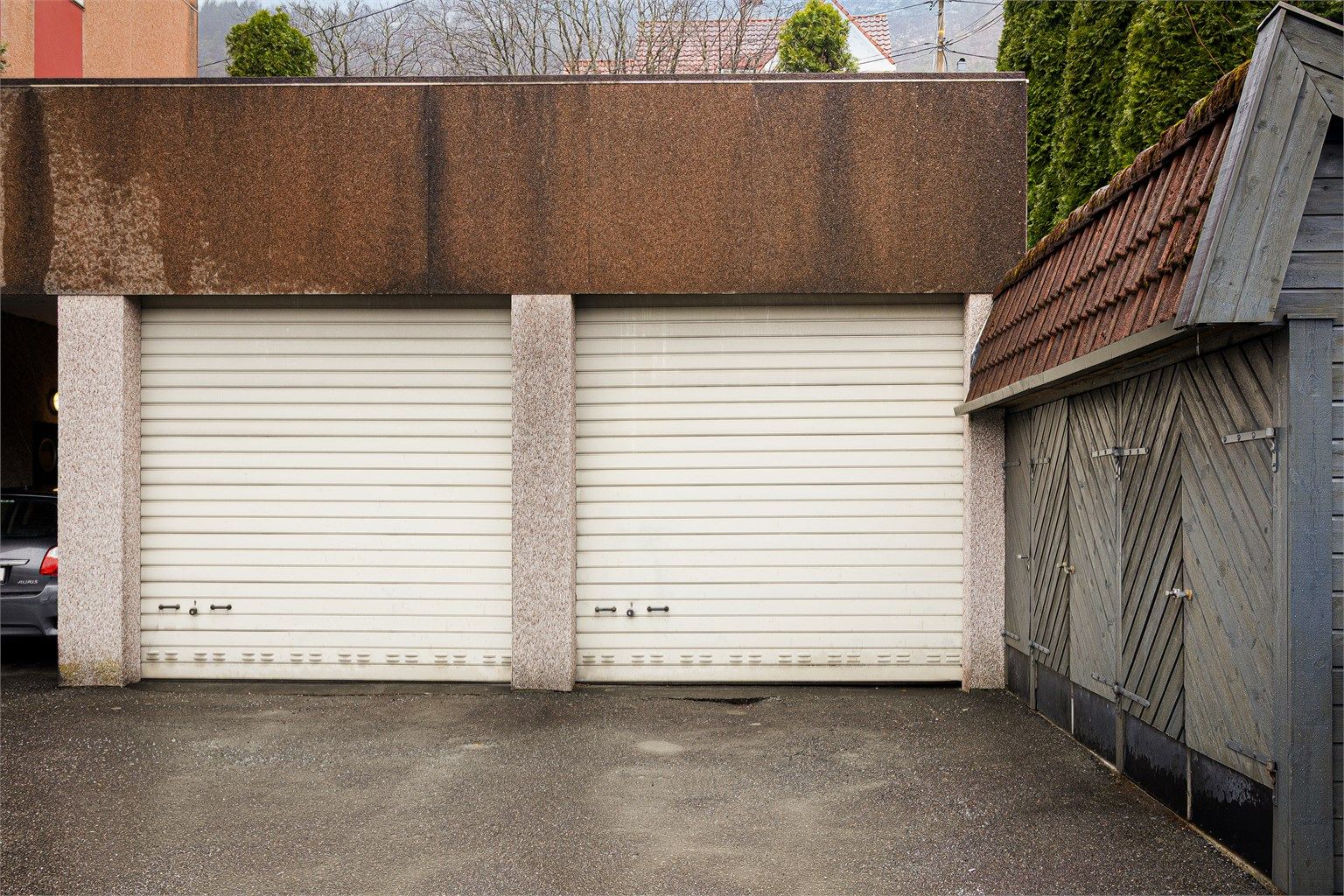 Leiligheten har medfulgt garasje - sjeldent! -(Garasje til høyre) 