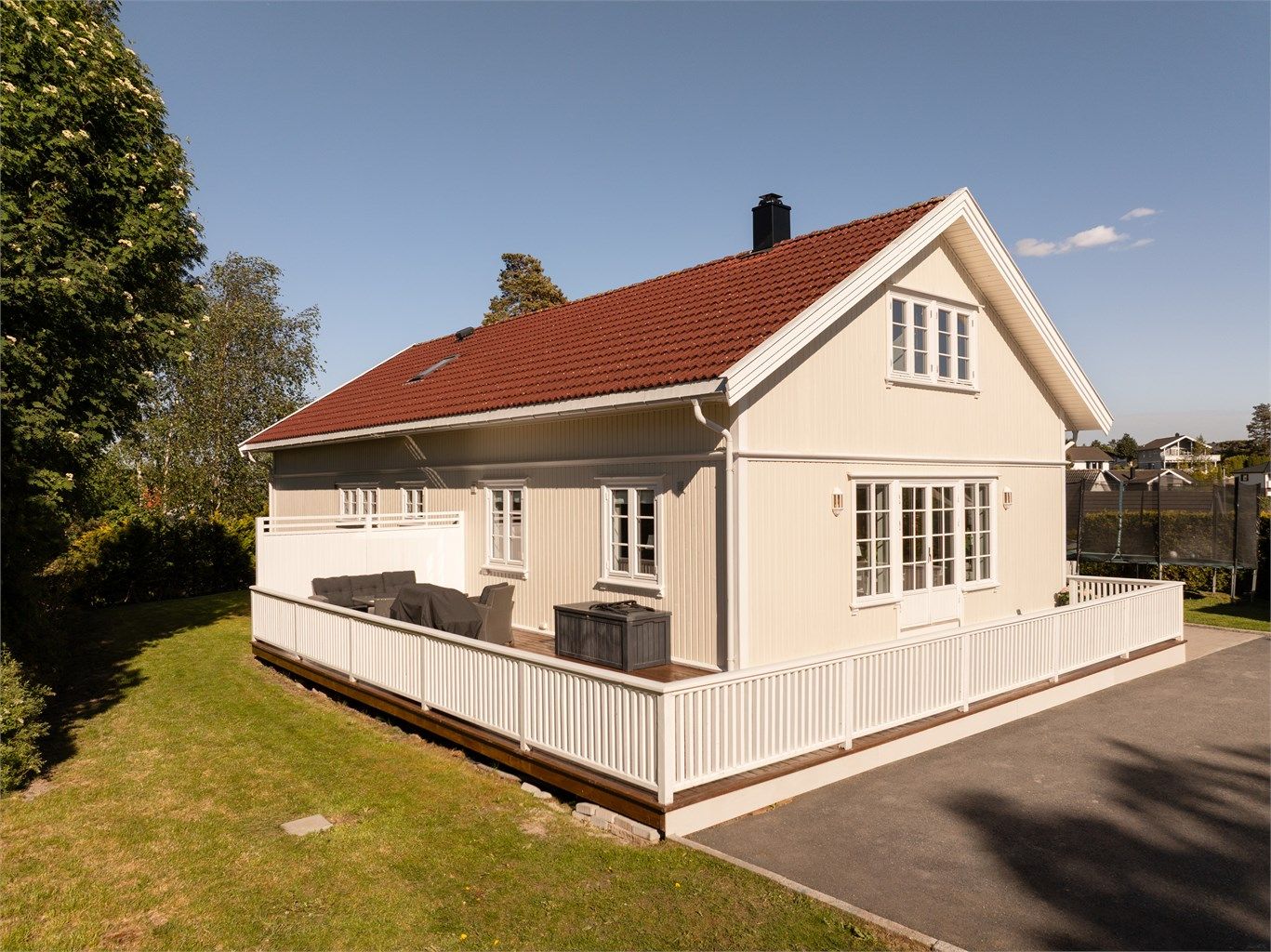 På den romslige vinkelterrassen er det sommerstid sol frem til mellom kl. 20 og 21. Hagen på denne siden er anlagt noe over på friareal i vest. Fotograf; Kristoffer Kristiansen.