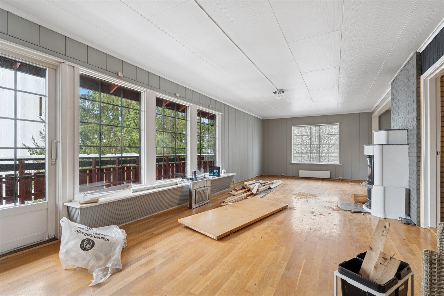 Boligen bærer preg av påbegynte oppussingsprosjekter som ikke er fullført. 