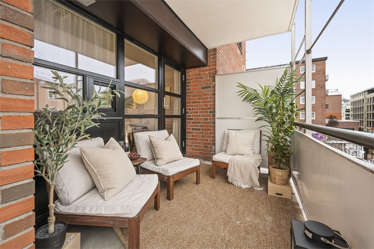 Leiligheten har en stor og solrik, sørvendt balkong på 9 kvm.