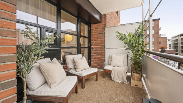 Leiligheten har en stor og solrik, sørvendt balkong på 9 kvm.