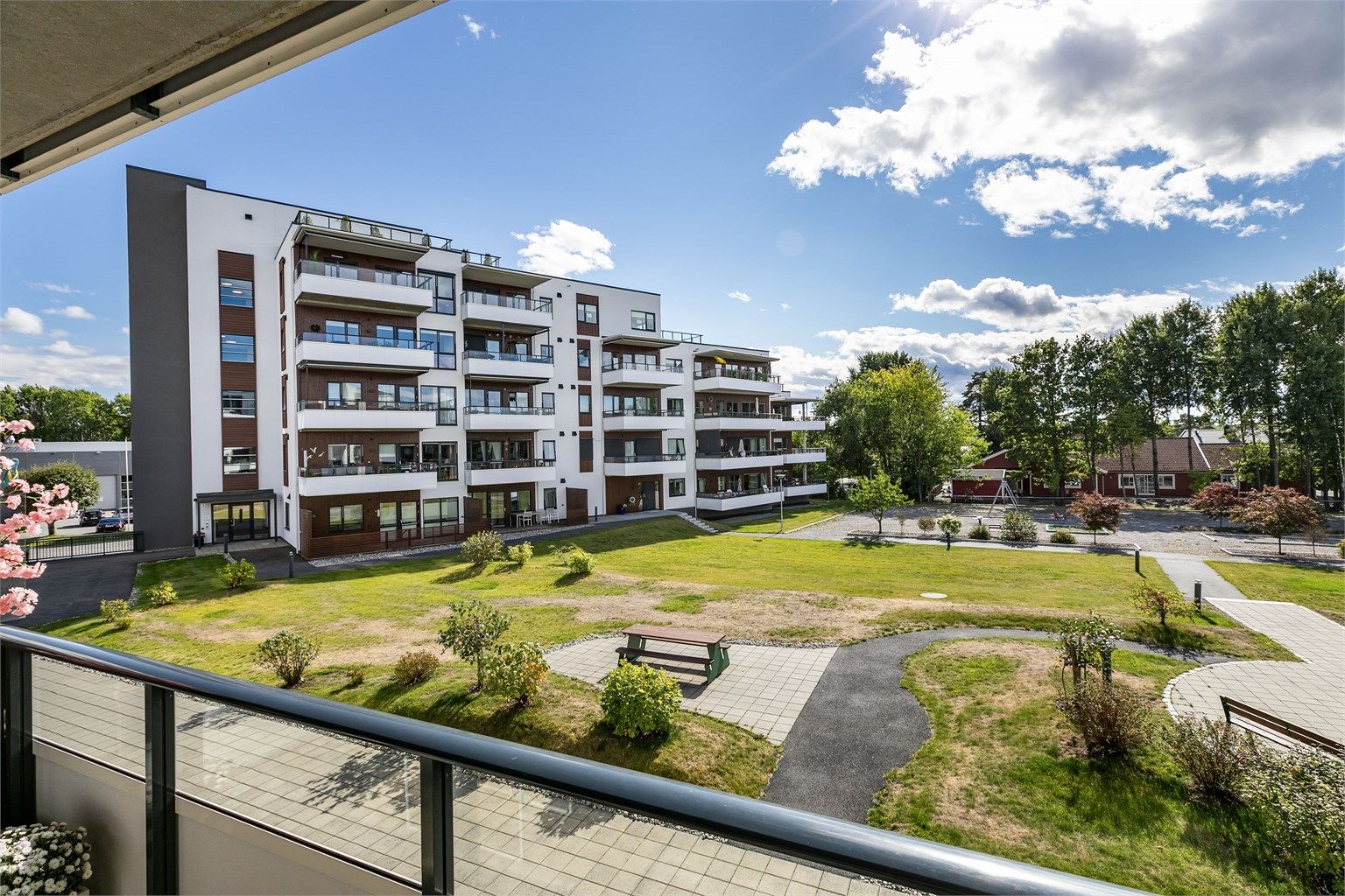 De grønne omgivelsene foran verandaen er et pent skue å hvile blikket på mens du sitter ute.