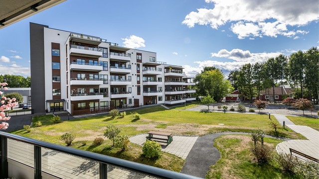 De grønne omgivelsene foran verandaen er et pent skue å hvile blikket på mens du sitter ute.