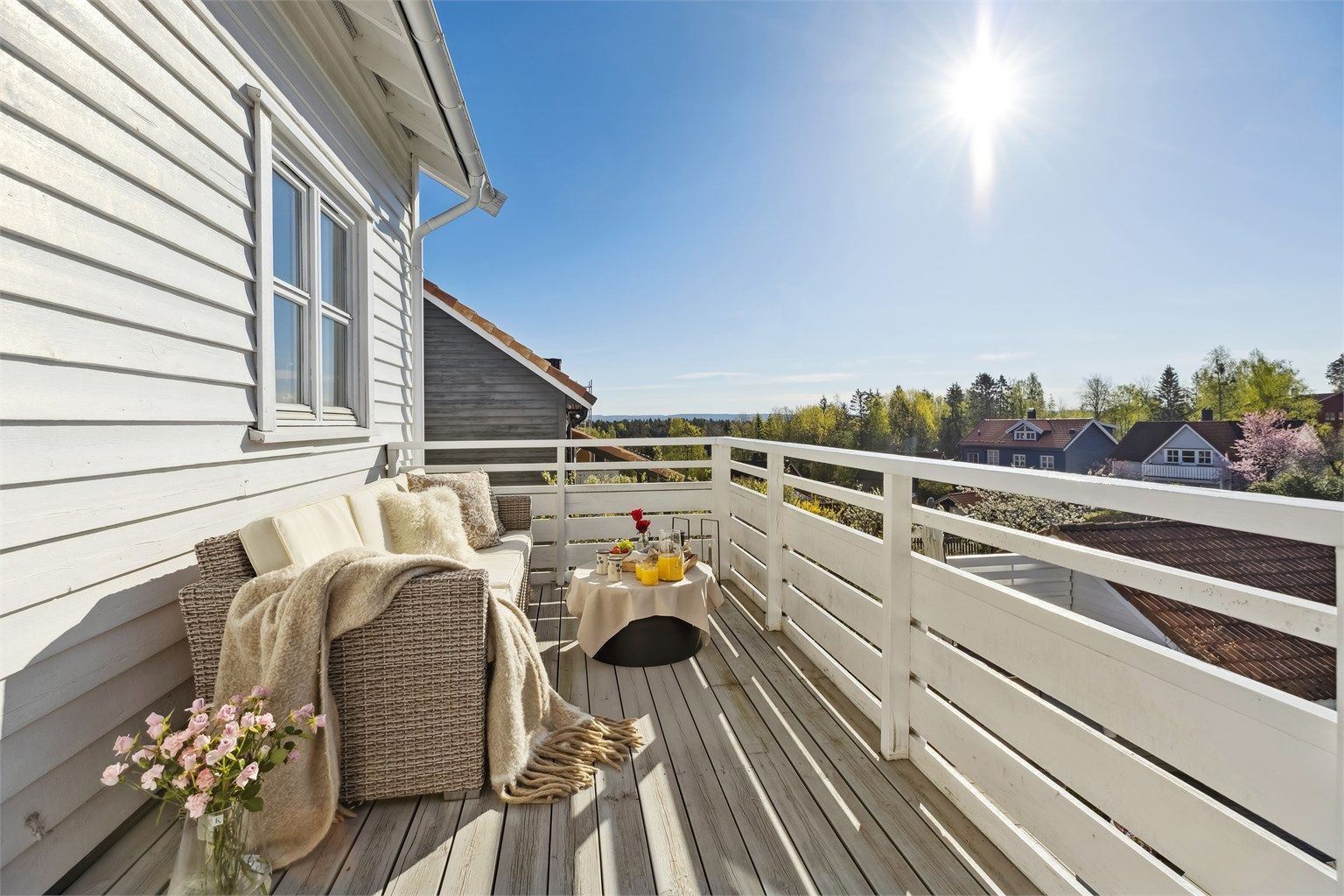 Balkongen med adkomst fra hovedsoverommet har gode solforhold og flott utsyn. 