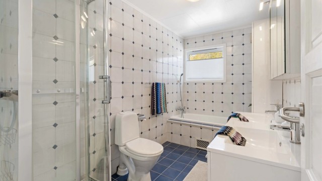 Badet i første etasje er utstyrt med både dusjkabinett og badekar.
