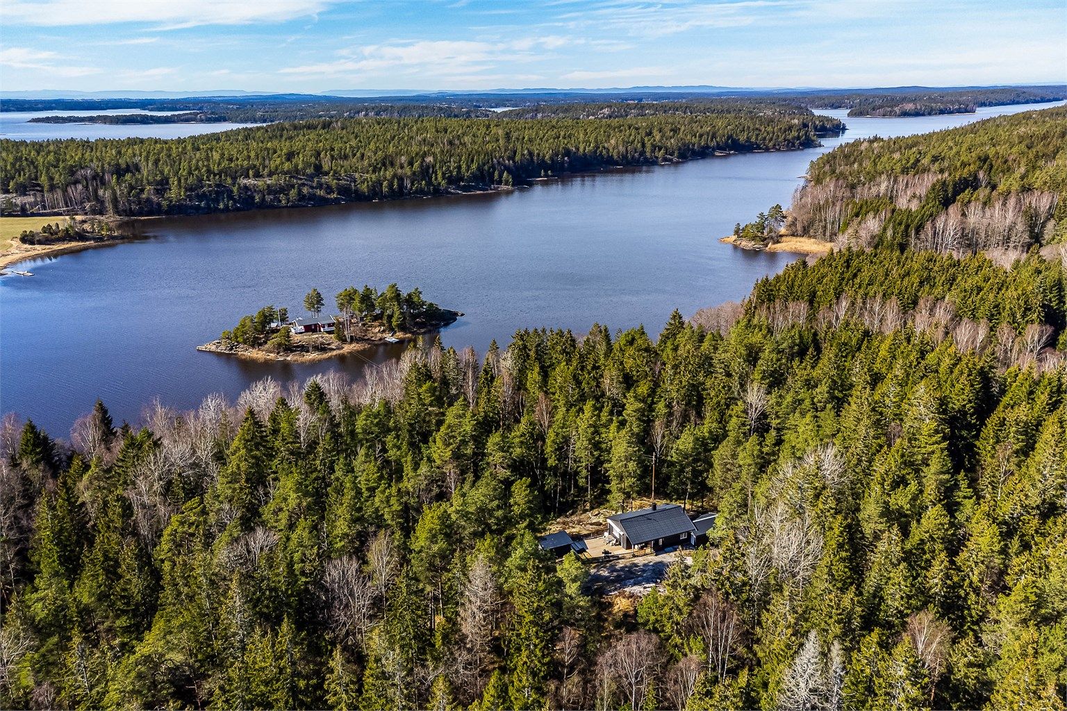 Bjørkå 110 presenteres av Krogsveen. Hytta selges møblert!