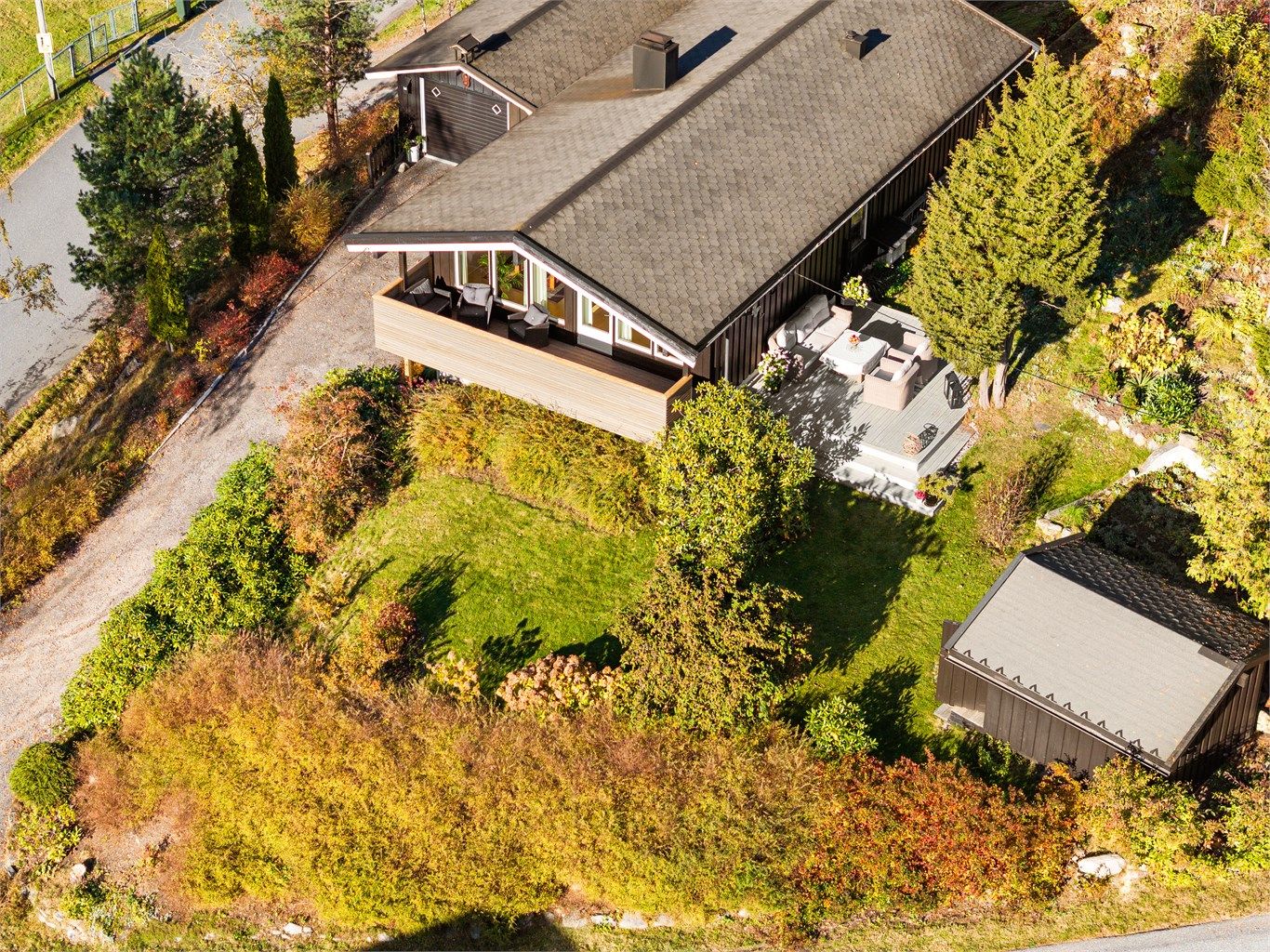 Eneboligen er en modell av Byglandshuset, oppført i 1977. Flere utskiftninger er utført i senere år, ny takshingel ble lagt i 2010.