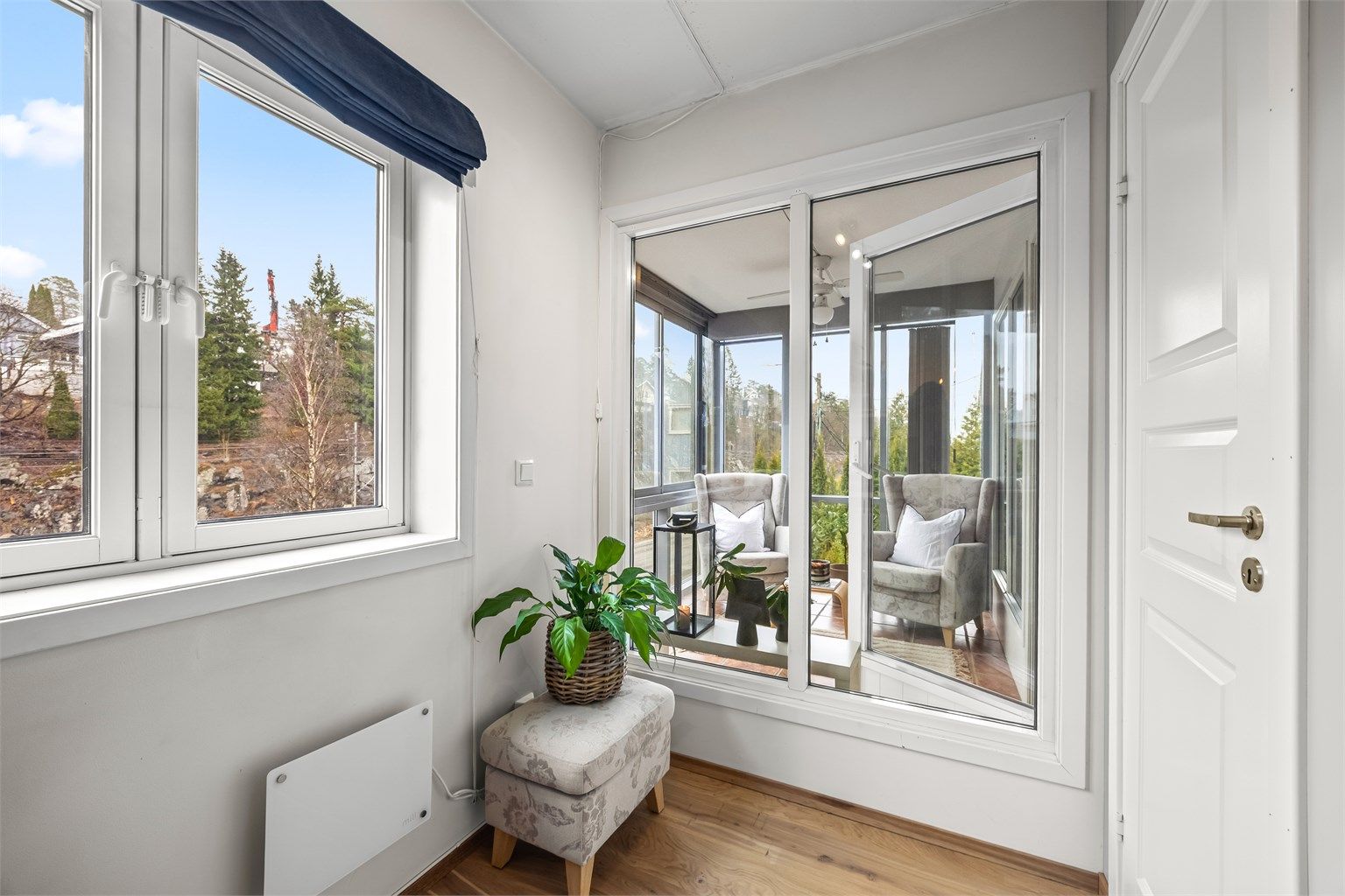 Kontor med store glassflater mot balkongen