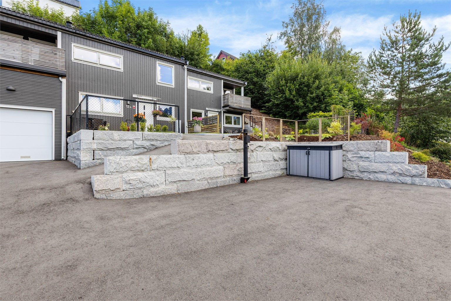 Boligen har biloppstillingsplass med parkering til 4 biler og EL-billader