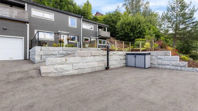 Boligen har biloppstillingsplass med parkering til 4 biler og EL-billader