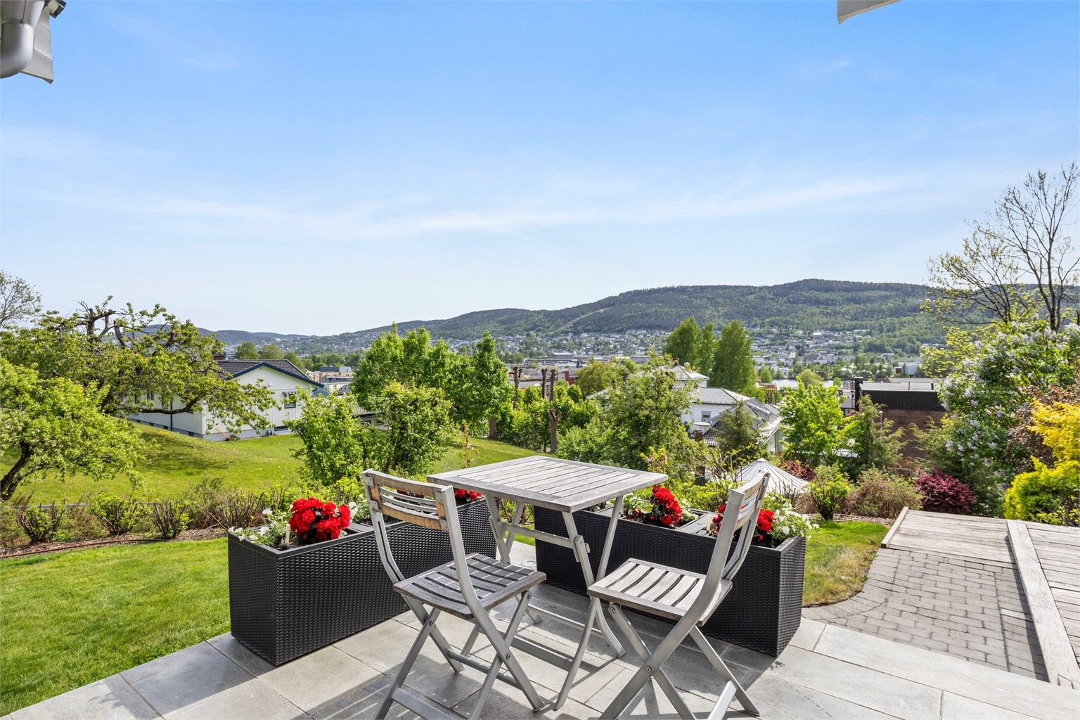 Boligen har svært solrike og skjermet uteplasser - flott utsikt er det også