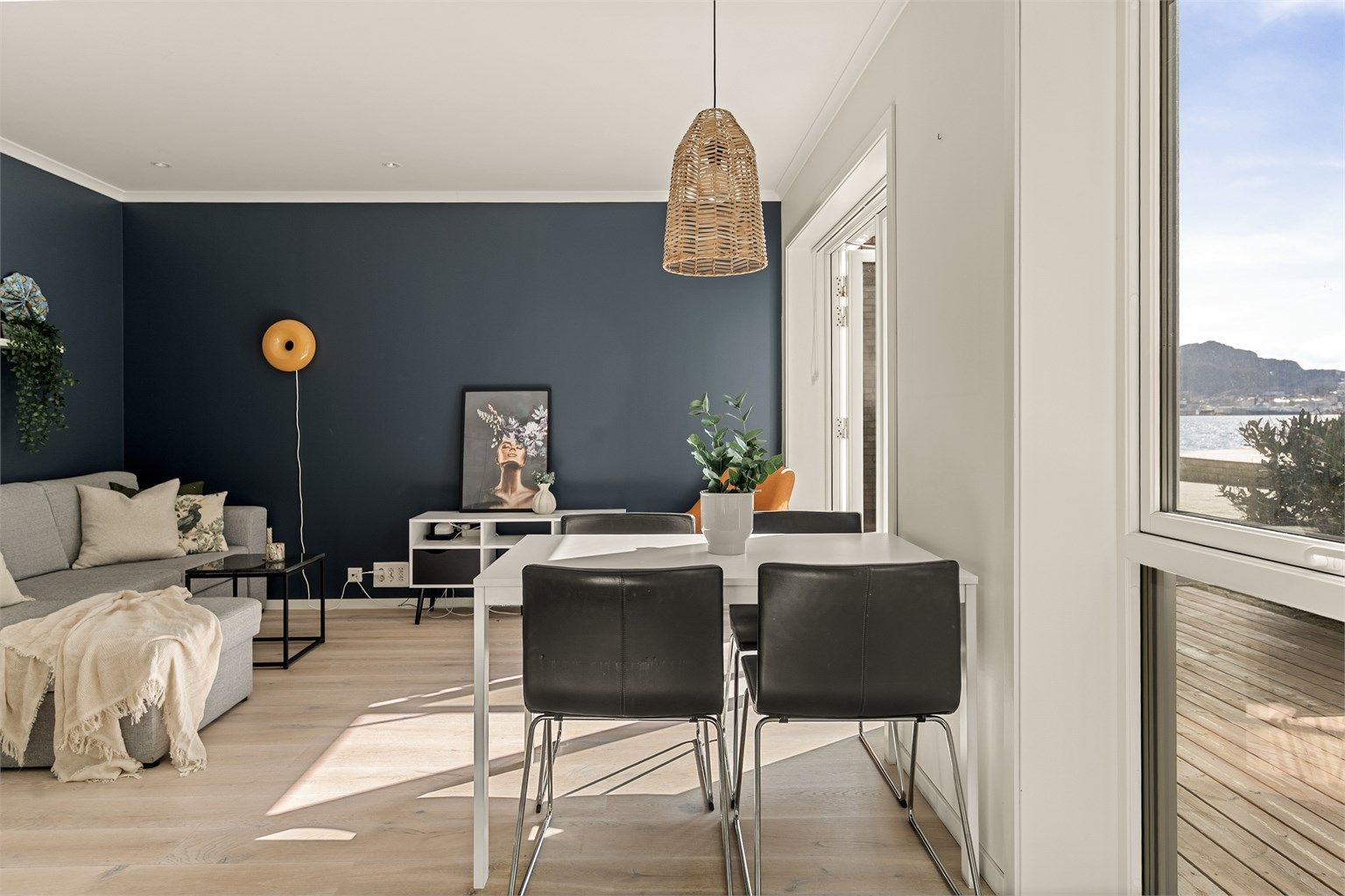 - Stuen er malt i en behagelig blåtone som komplimenteres fint av store vindusflater som slipper inn mye naturlig lys -