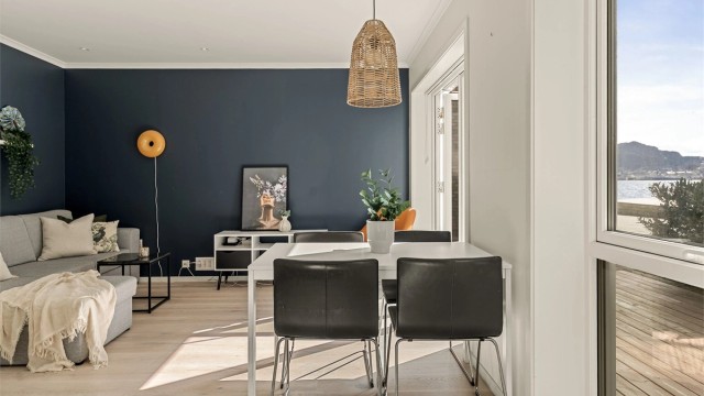 - Stuen er malt i en behagelig blåtone som komplimenteres fint av store vindusflater som slipper inn mye naturlig lys -