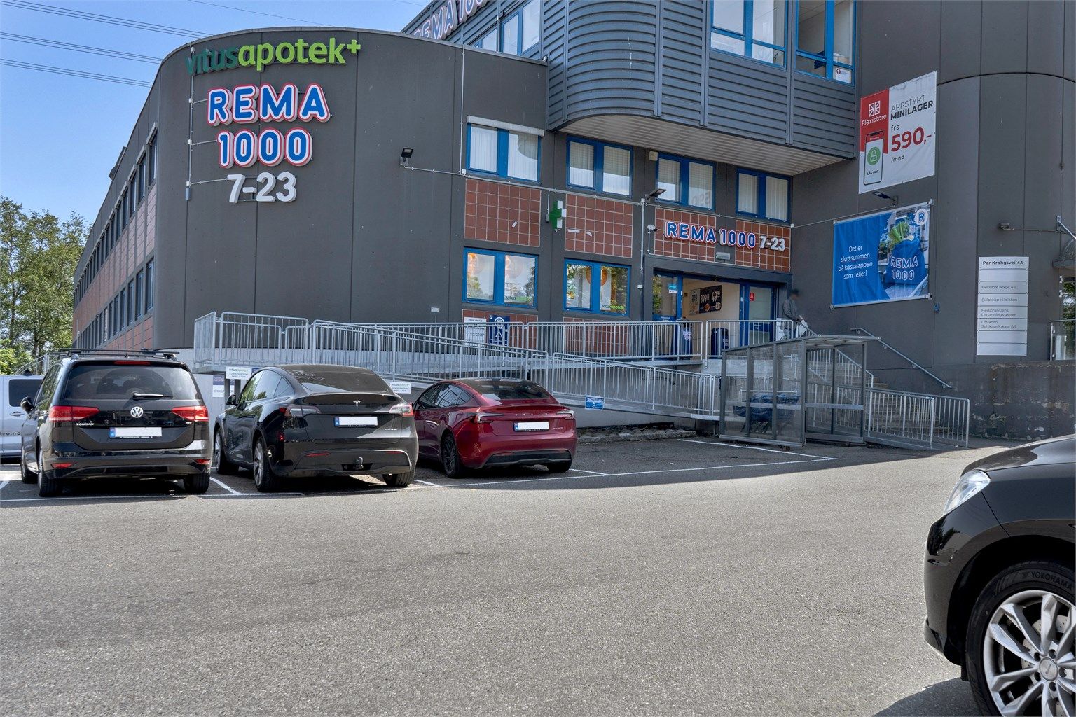 Rema 1000 og apotek på Karihaugen ligger en kort spasertur unna.