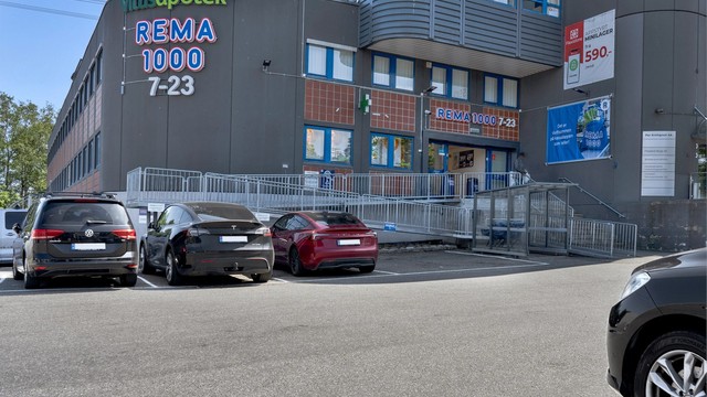Rema 1000 og apotek på Karihaugen ligger en kort spasertur unna.