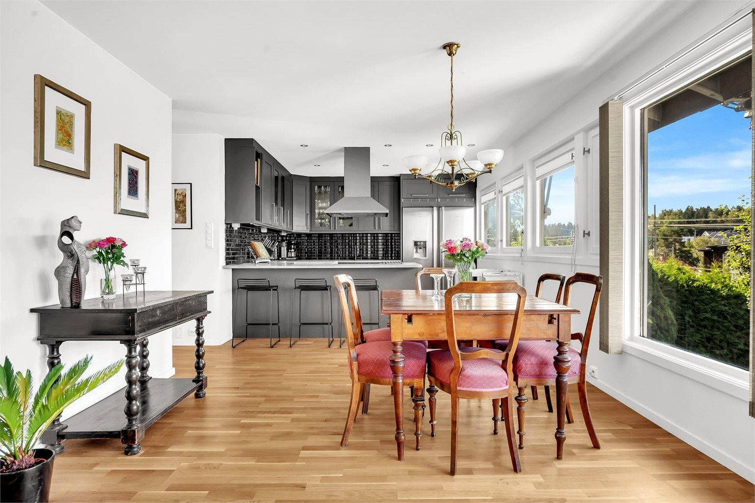 Her er det god plass til å innrede med en spisegruppe der venner og familie kan inviteres på middag. 