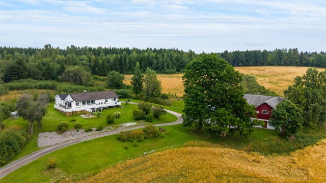 Velkommen til Furnesvegen 454! Sjarmerende småbrukseiendom på Bergshøgda med solrik og tilbaketrukket beliggenhet, flott utsikt og ca. 4,8 mål tomt. (Foto: Skildre v/Bjørnar Fjeldberg)