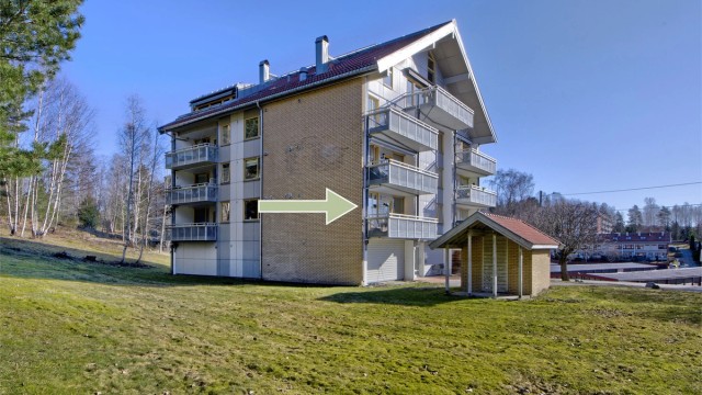 Solrik og god intern beliggenhet i blokken - enkel adkomst, kun én trapp opp fra blokkens inngangsparti