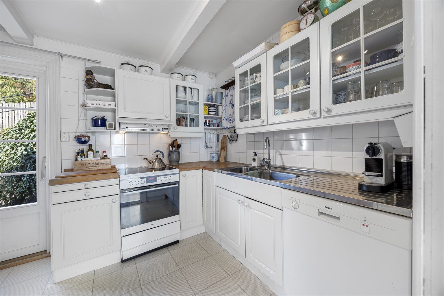 Kjøkkeninnredning med profilerte fronter og godt med skapplass. Alle hvitevarer medfølger handelen.