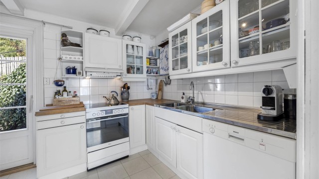 Kjøkkeninnredning med profilerte fronter og godt med skapplass. Alle hvitevarer medfølger handelen.