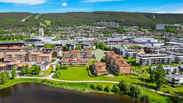 Umiddelbar nærhet til bussholdeplass med gode forbindelser.