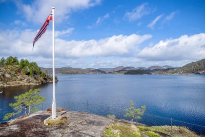 Praktfull panoramautsikt fra eiendommen mot Sørfjorden og naturskjønne omgivelser