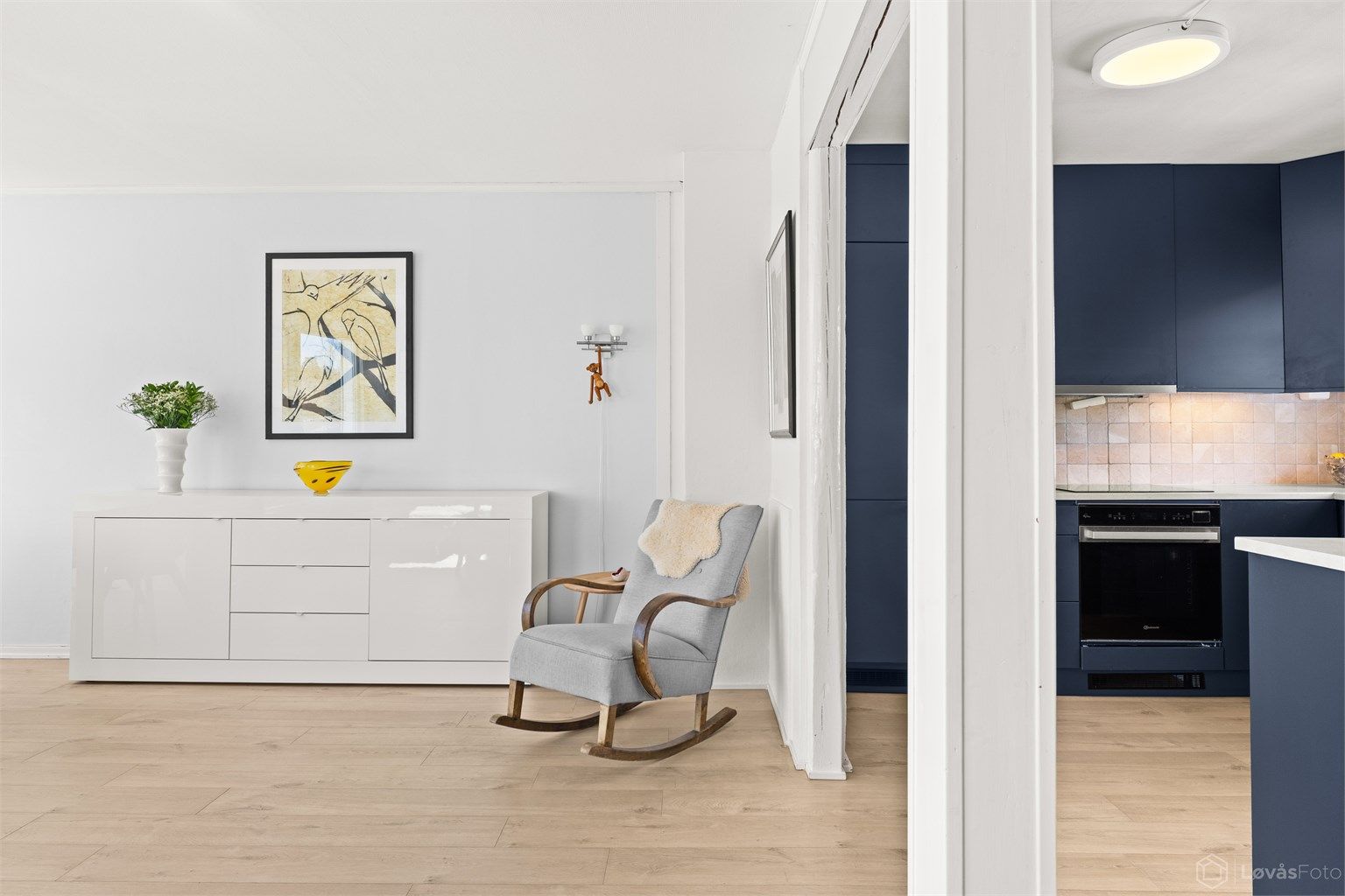 Den delvis åpne løsningen mot stuen ble etablert ved å åpne opp en tidligere vegg.